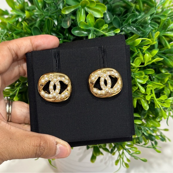 CHANEL 24A CHUNKY CC GOLD CRYSTAL & PEARL EARRINGS - Picture 3 of 7